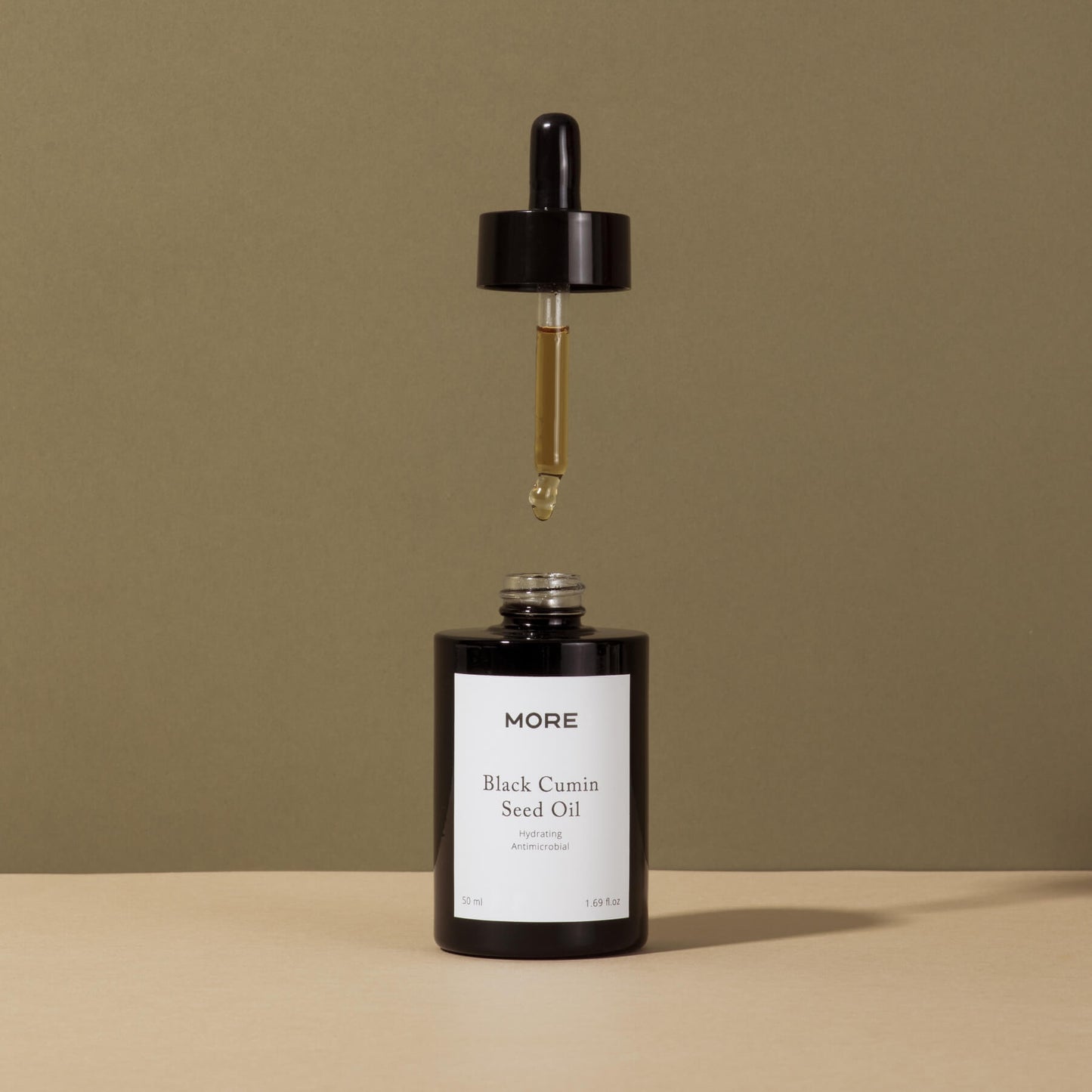 zwarte komijn olie met druppelaar fles