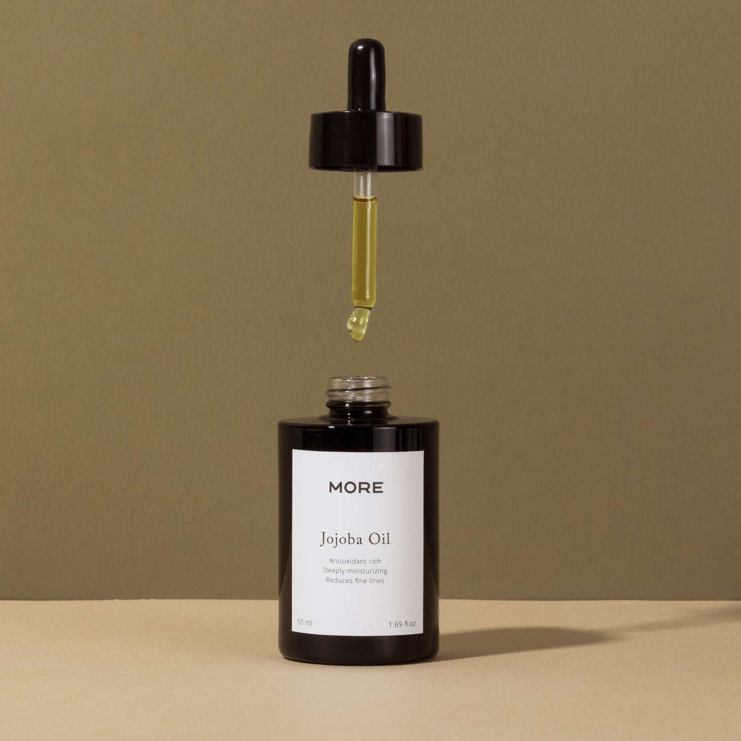 Jojoba olie in druppelaar glazen fles