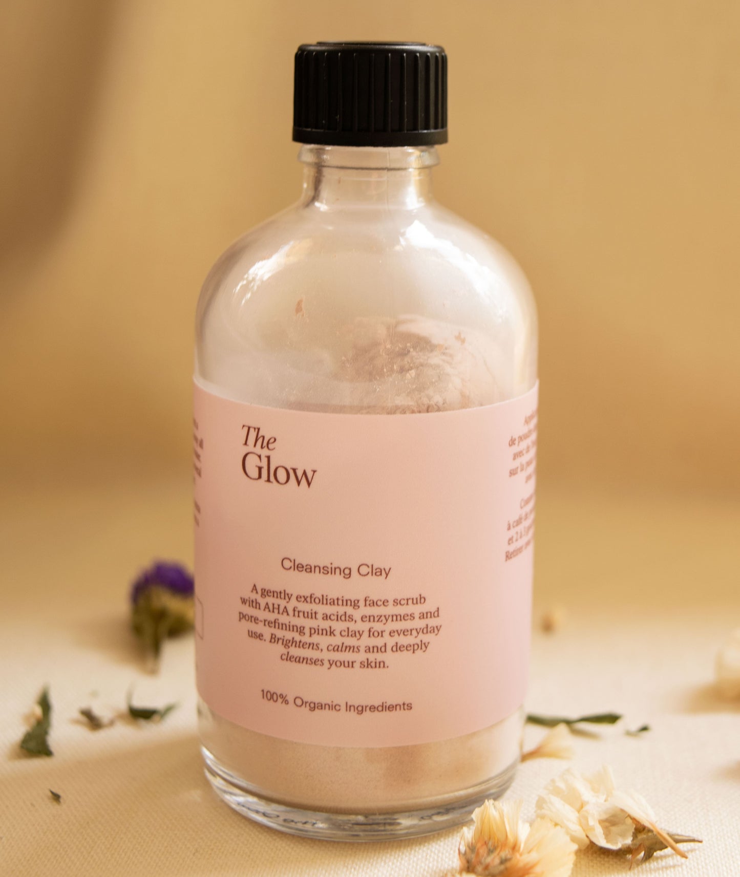 cleansing clay naast droge bloemen