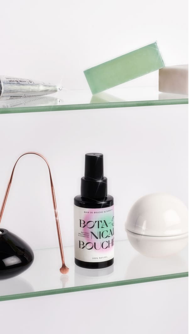 Natuurlijke mondwater met een tongschaper van koper