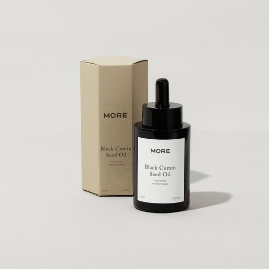 zwarte komijn olie in glazen fles