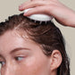 Shampoo borstel op hoofd van model